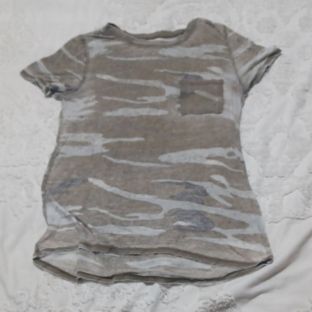 Zoe + Liv Women's Army Green Sheer Camo Short Sleeve Pocket Tee Size M
